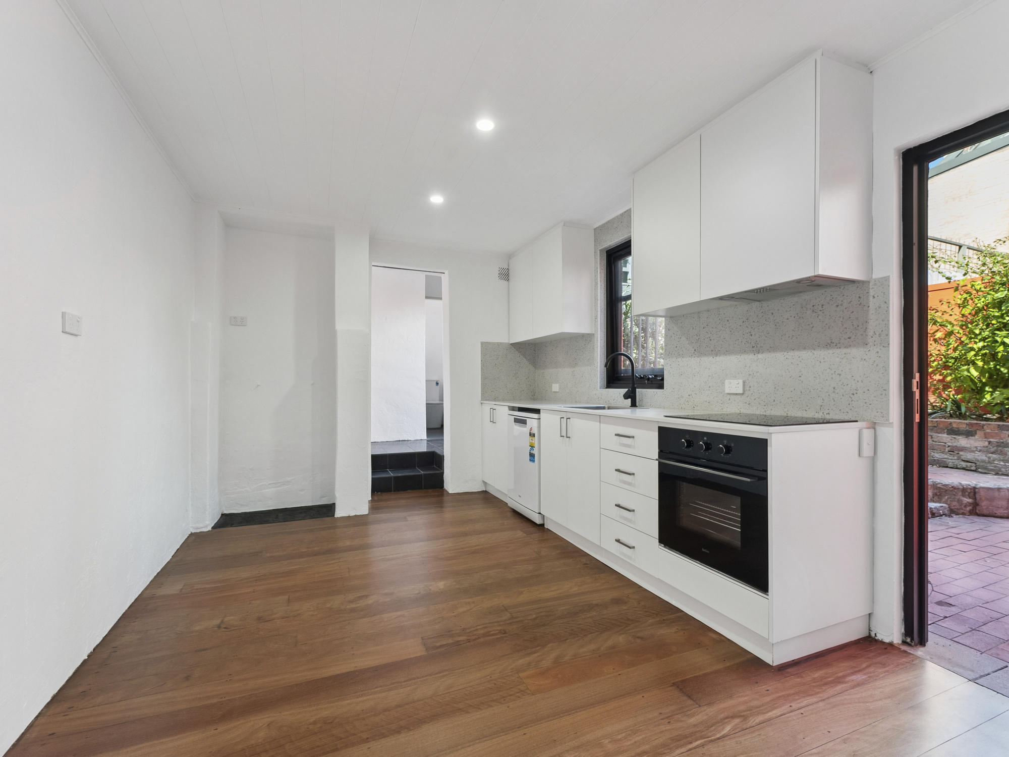 001_Open2view_ID978029-3_Corfu_Street