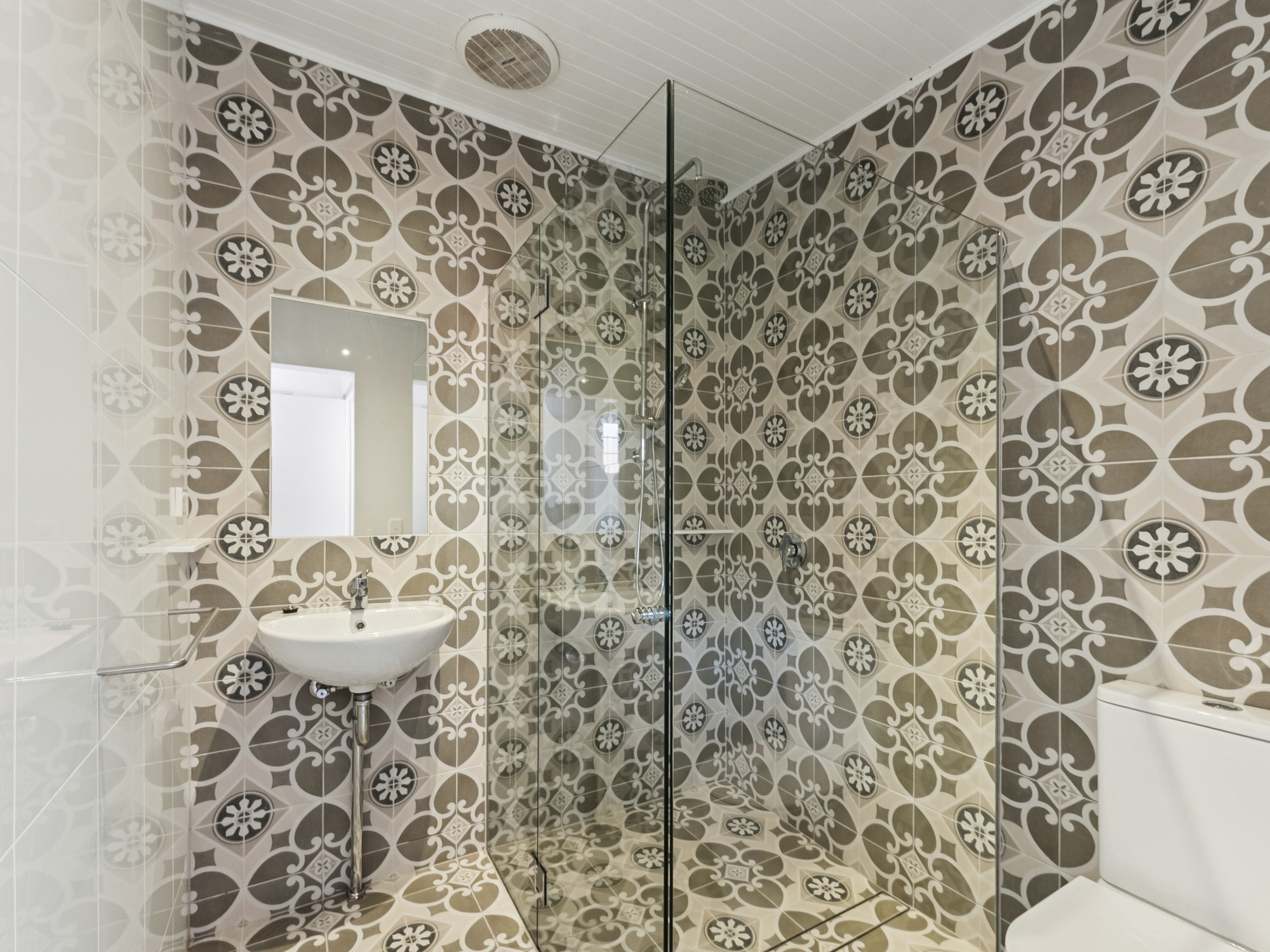 003_Open2view_ID978029-3_Corfu_Street